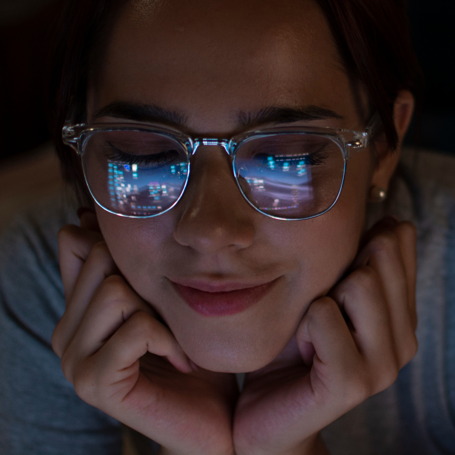 mujer de frente con gafas mirando pantalla de portatil