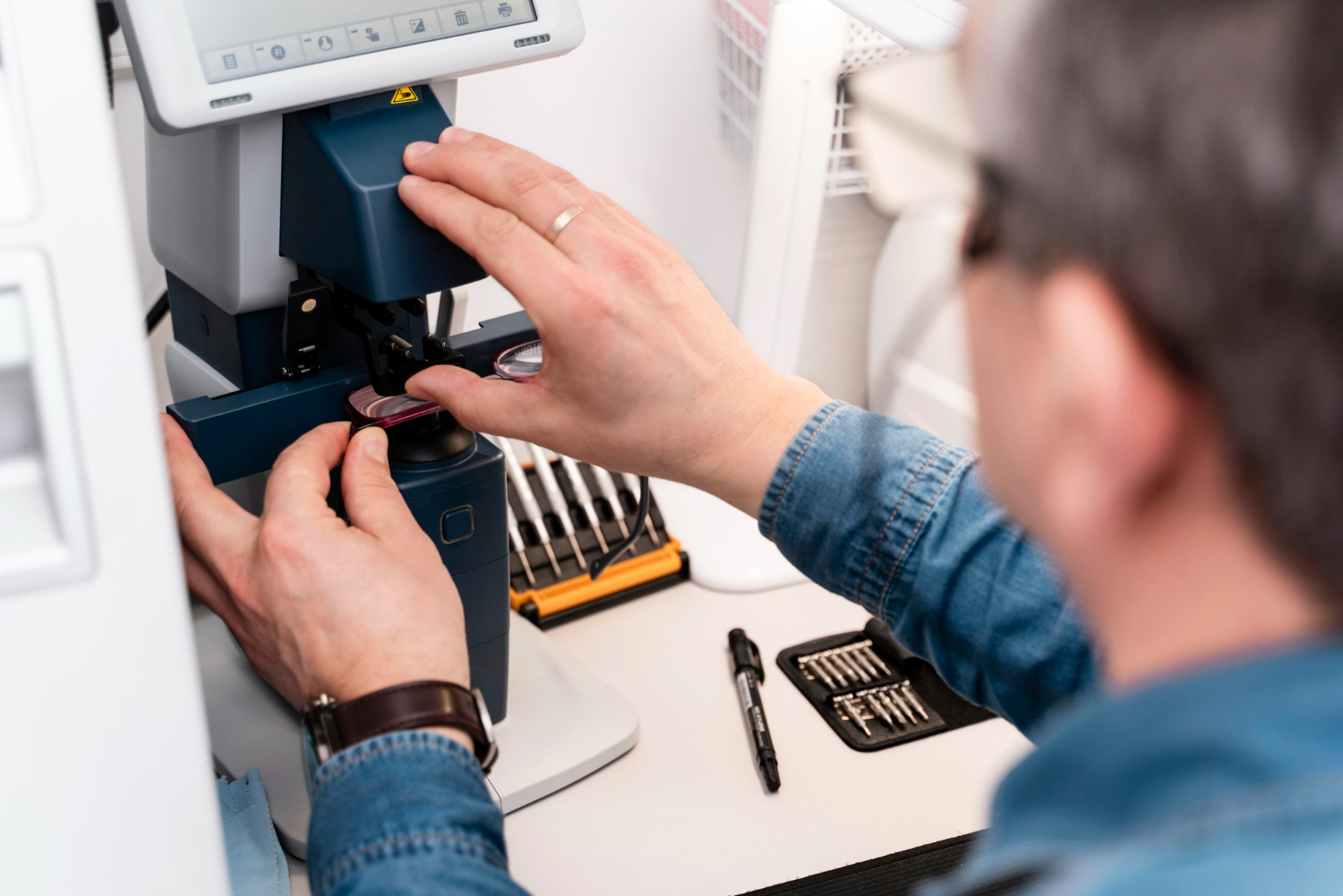 técnico en taller de gafas