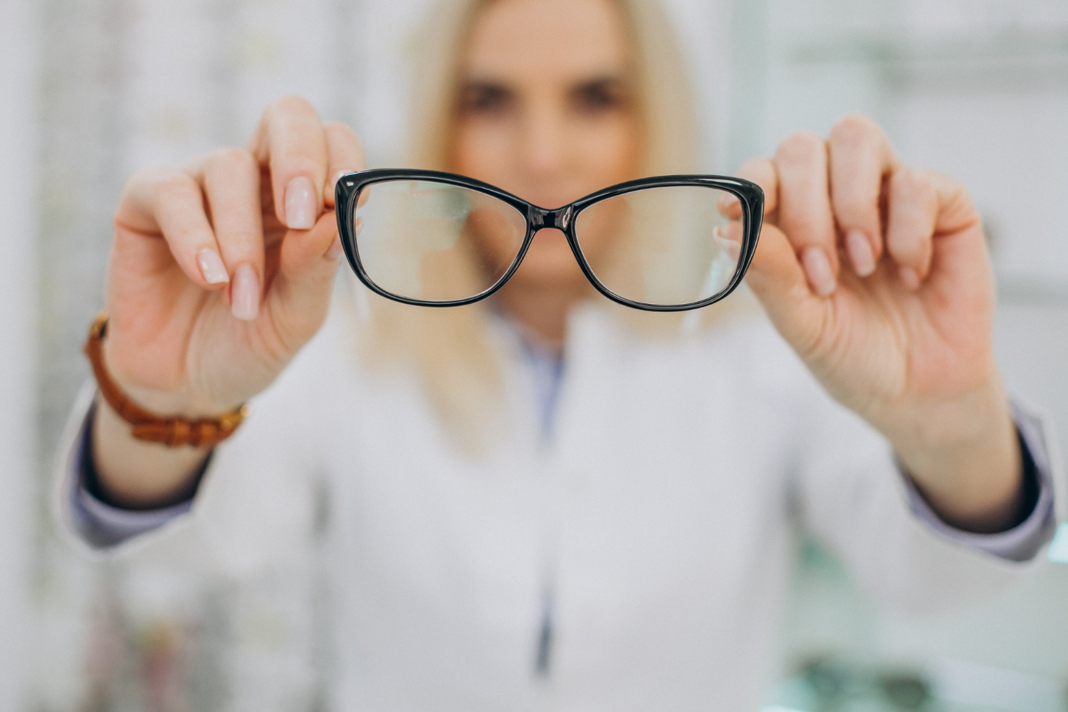 mujer en óptica sosteniendo unas gafas