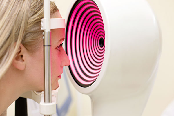 mujer realizandose una topografía corneal